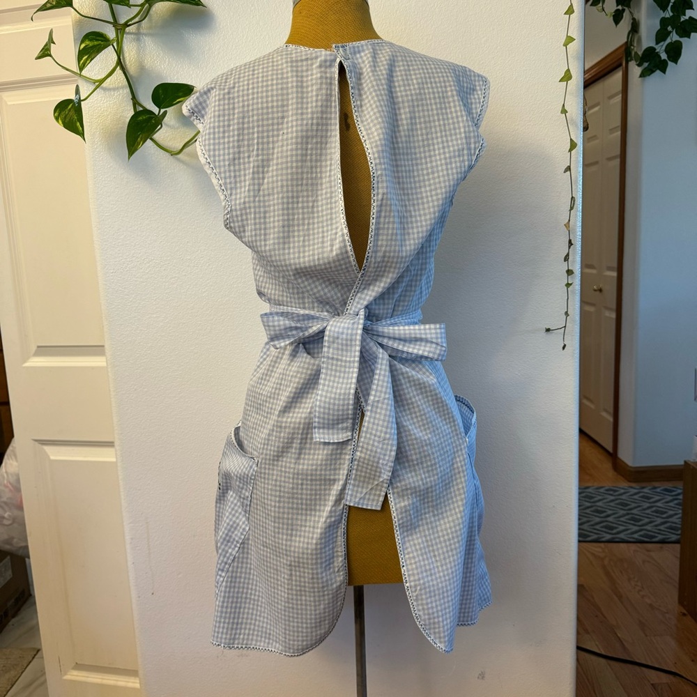 Vintage Gingham Apron with Apple Embroidery - Picture 9 of 10